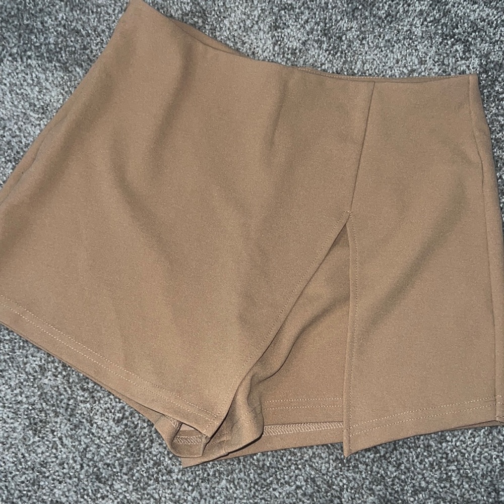 Tan skort
